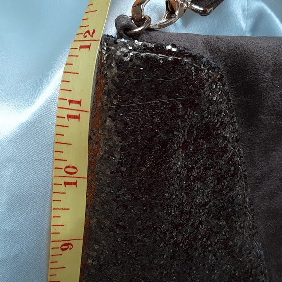Suede like clutch purse.Detachable wrist strap.  Gold coloured sparkly t… - Picture 4 of 10